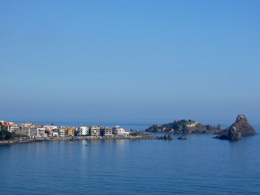 Il castello normanno visto da Aci Trezza