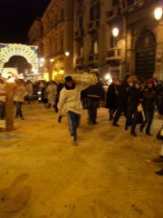 Devoti Agatini che portano a spalla il cero