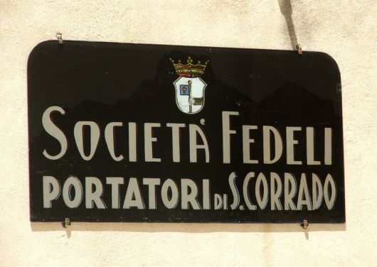 La cattedrale di Noto, insegna Portatori di San Corrado