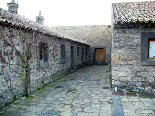 Castello dell'ammiraglio Nelson, cortile dell'abbazia