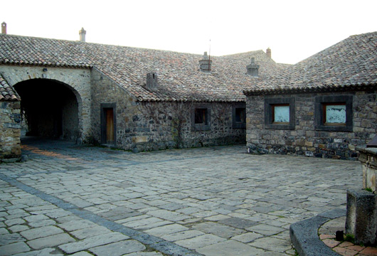 Castello dell'ammiraglio Nelson, cortile dell'abbazia