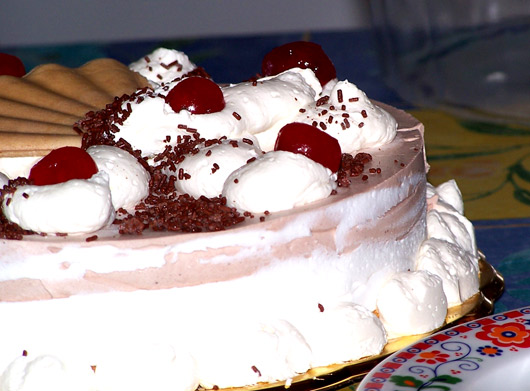 Torta siciliana, panna gelato e ciliegie candite